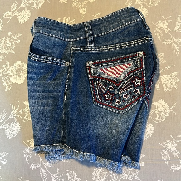 SHYANNE MID RISE JEANS SHORTS - Picture 4 of 9